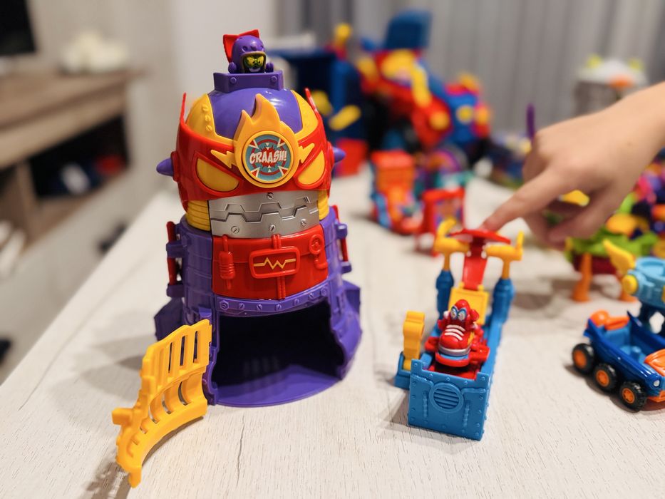 Jucarii SuperZings seturi de joaca, 7 seturi, 20 masinute, 80 figurine