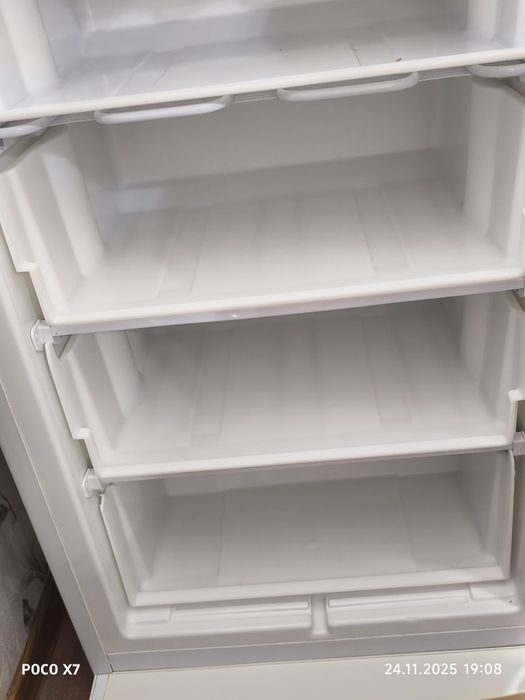 Прадаю холодильник Атлант