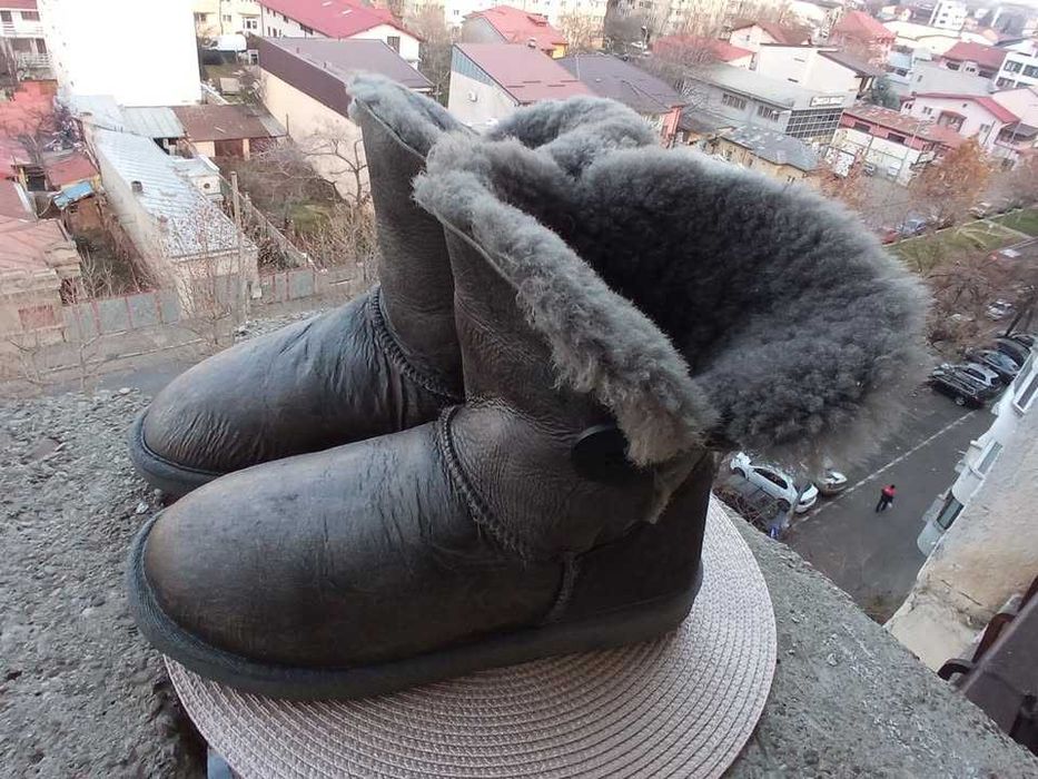 Cizme piele imblanite UGG Australia, marimea 39, UK 6 (24.8 cm)