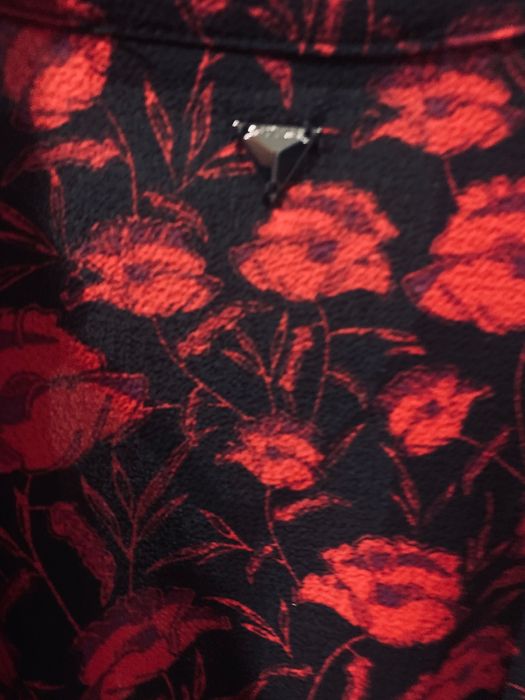 Рокля на GUESS на цветя