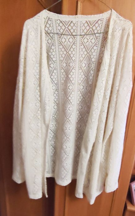 Cardigan alb croșetat fără nasturi