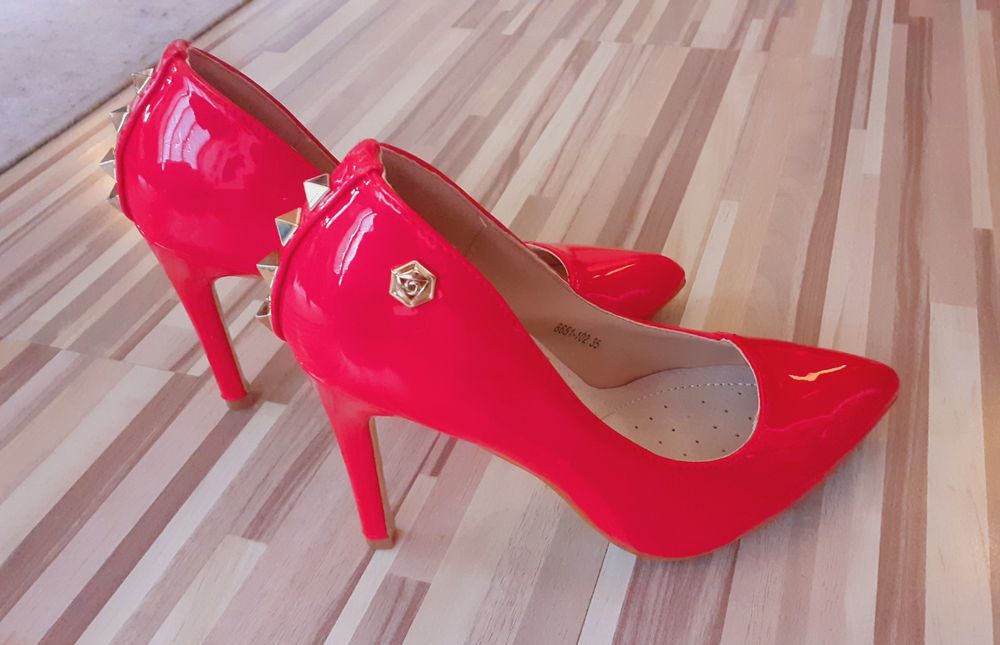 Продавам - Дамски лачени елегантни, червени обувки - 35 номер