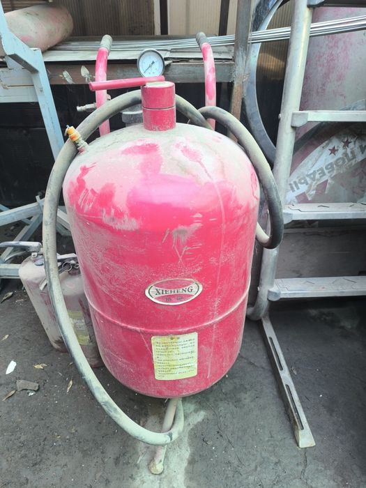 Баллоны углекислота, тиски, наковальня, пескоструй аппарат.