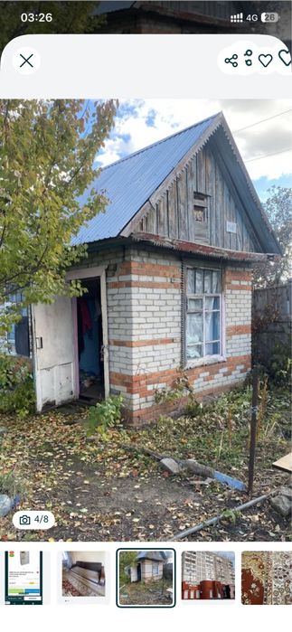Шкаф белый с зеркалом находится в центре