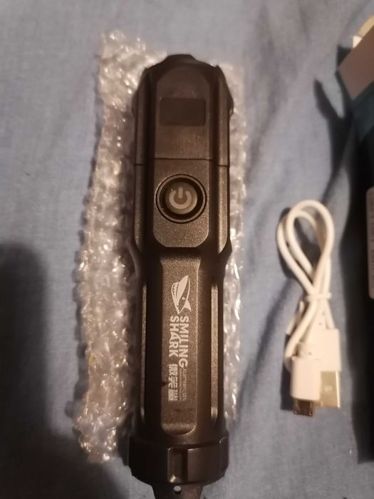 Продавам фенер с акумулаторна батерия ЧИСТО НОВО