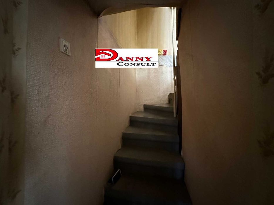 Къща с двор в с. Върбовка