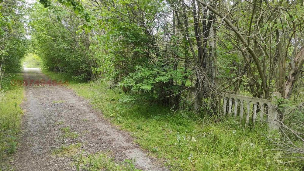 Продавам два парцела с постройки от стопански двор