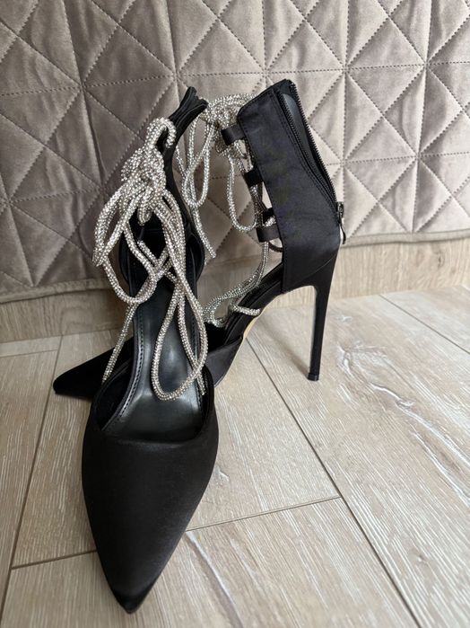 Черни обувки на висок ток