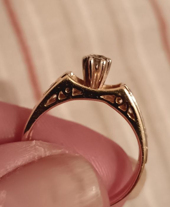 Кольцо с бриллиантом