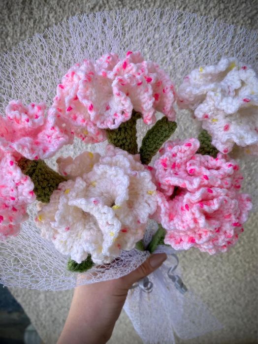 Buchet flori croșetate - garoafe roz si albe