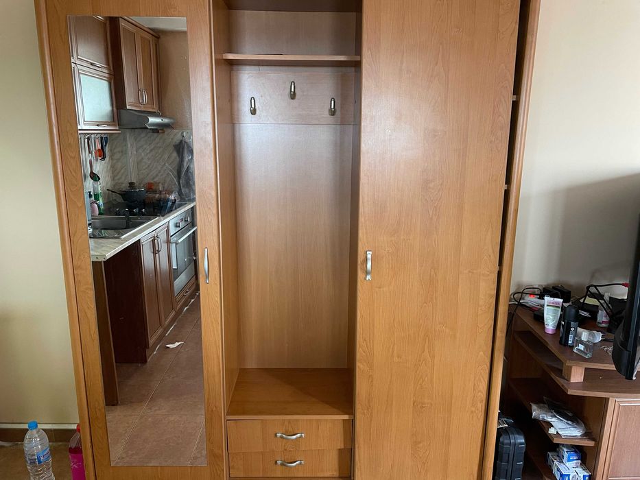 Малък удобен мултифункционален гардероб