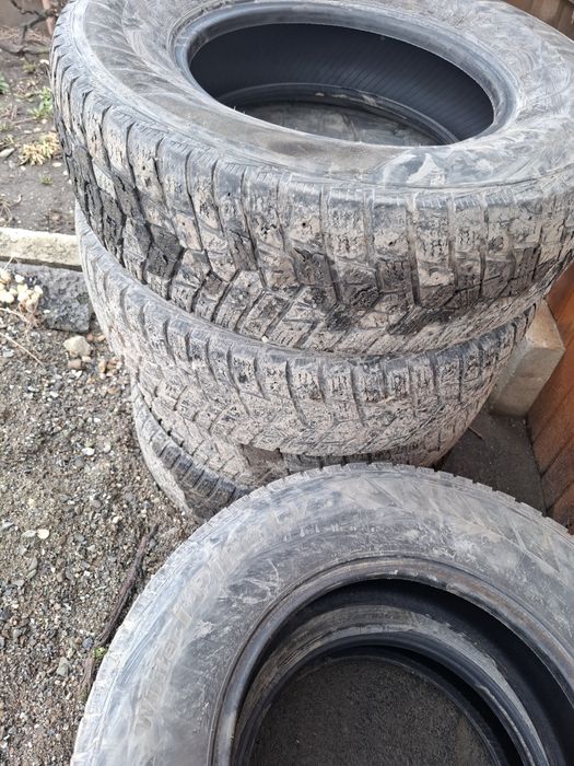 Vând anvelope Hankook 225 75 R16C All seasons