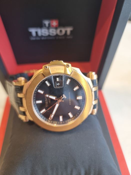 Часовник Tissot gold.