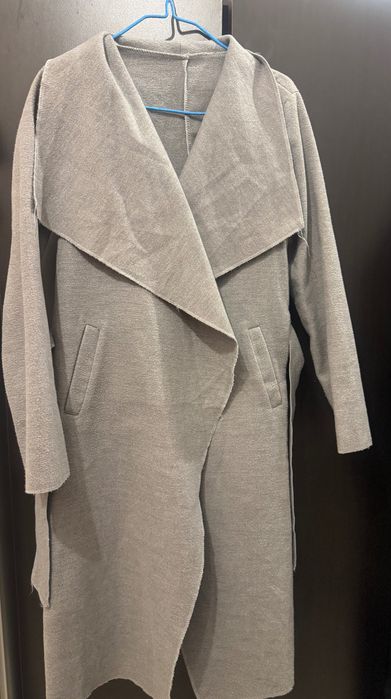 Връхна дреха в сив цвят