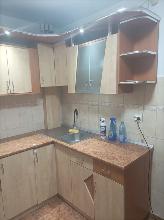 Închiriez apartament doua camere.