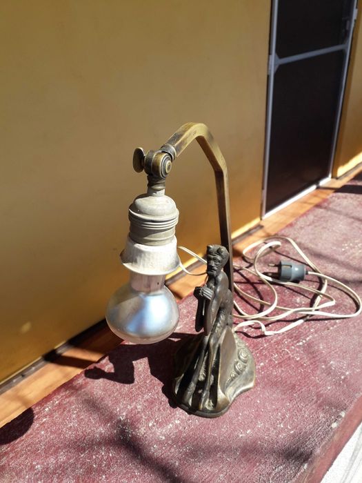 Statueta din bronz ca veioza