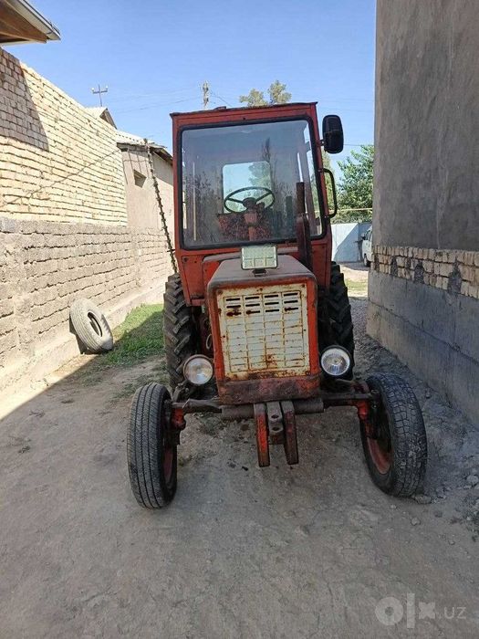 Traktor pat pat sotiladi.