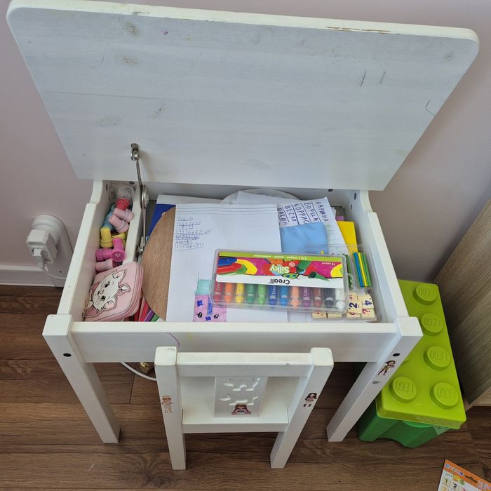 Детско бюро и столче