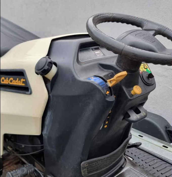 Vand doua tractoare de tuns iarba mai multe detalii in privat