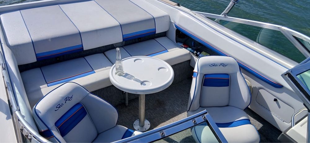 Barca cabinata cu motor Sea Ray 200 Overnighter peridoc inclus