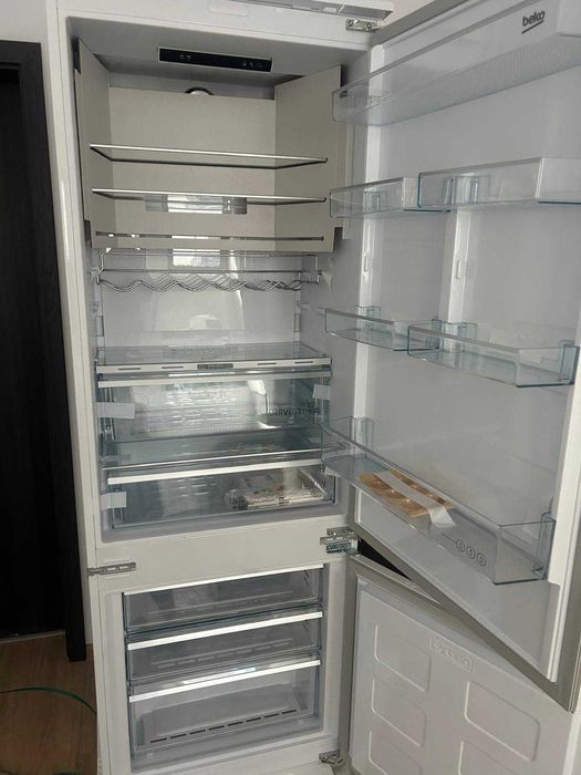 Combina frigorifica incorporabila BEKO BCNE400E40SN, No Frost, 370 l