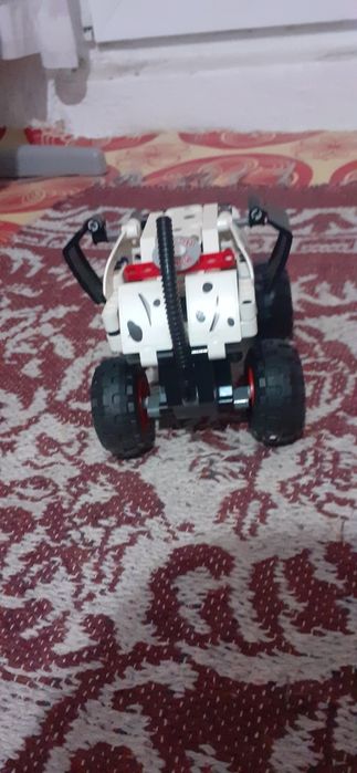 Cățeluș mașină lego făcut