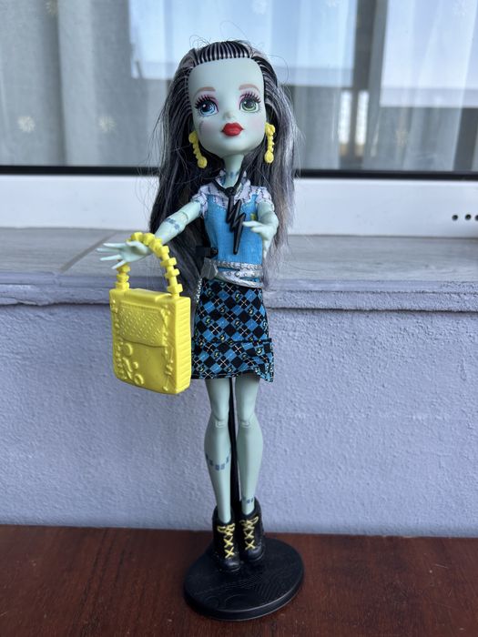 Papusa monsterhigh Frankie Stein  cu stand