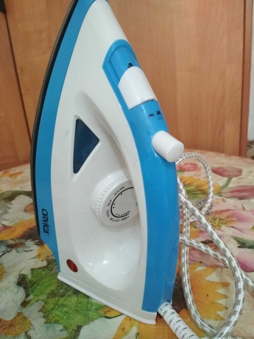 Утюг, в рабочем  состоянии !