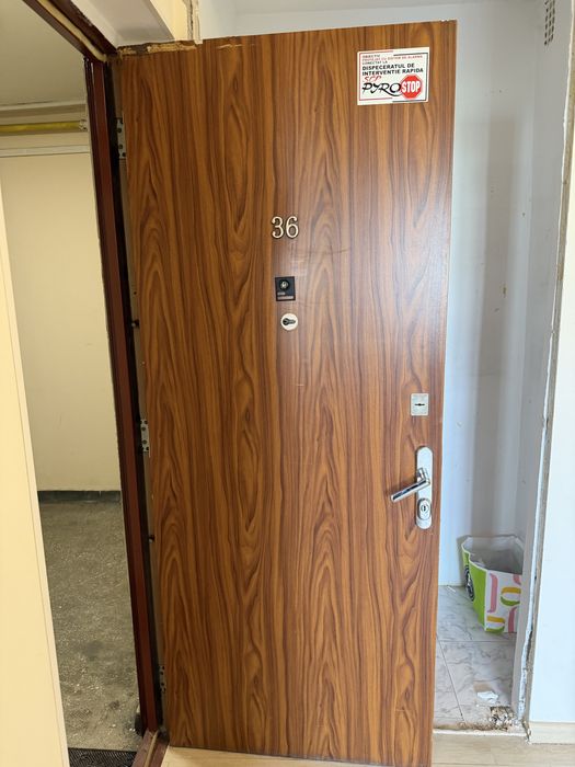 Usa intrare apartament