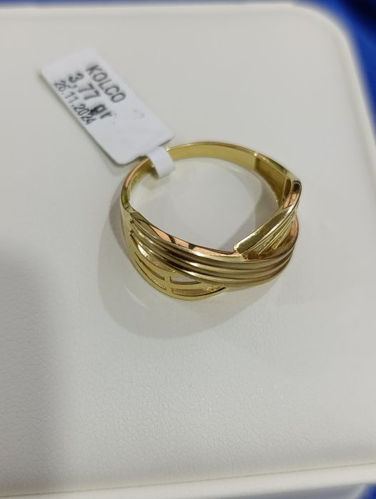 Золотое кольцо цвет жёлтый проба 585, вес 3,77 гр размер 19,5.