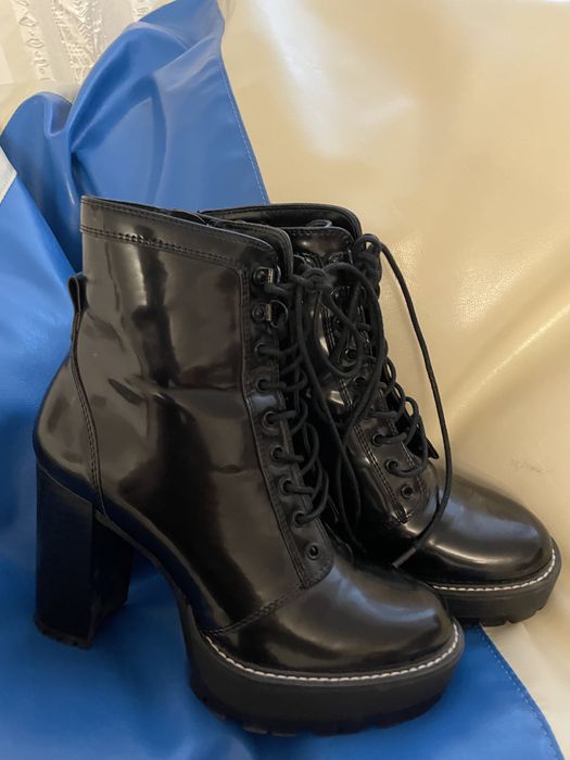 Botine cu toc Bershka