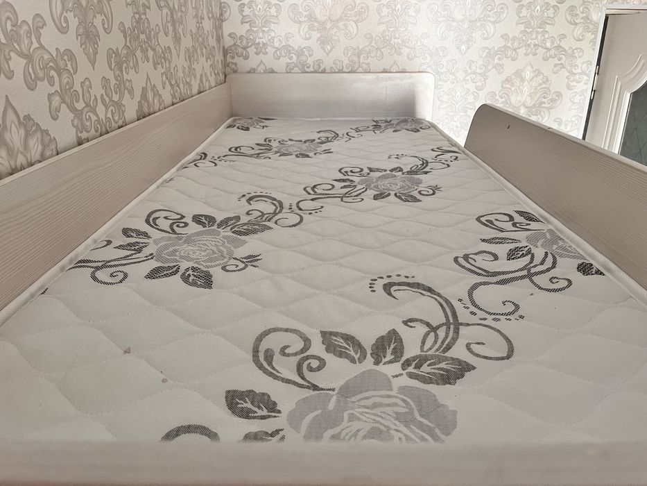 Двухъярусная кровать с матрасом