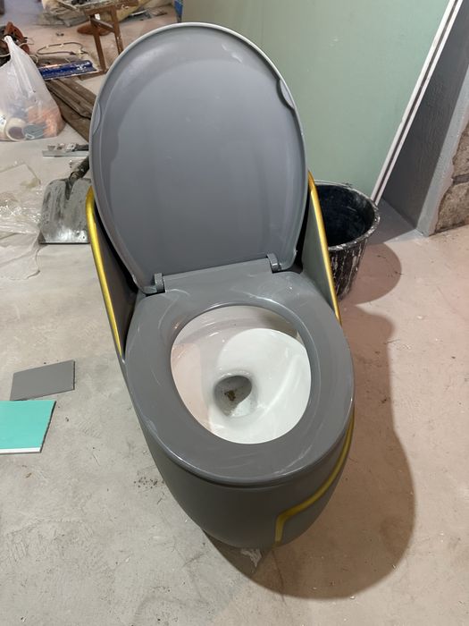 Новый унитаз не исползовылся.