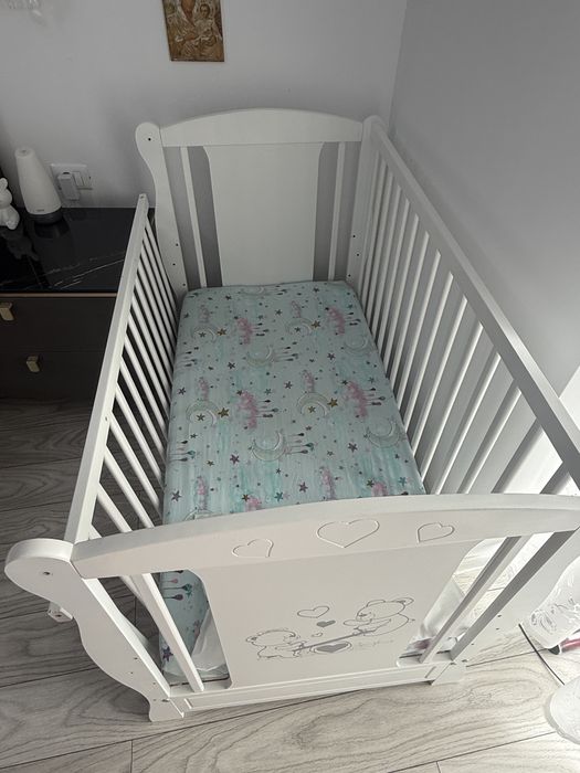 Pătuț Bebeluș cu Sertar – Sigur, Practic și Complet Accesorizat