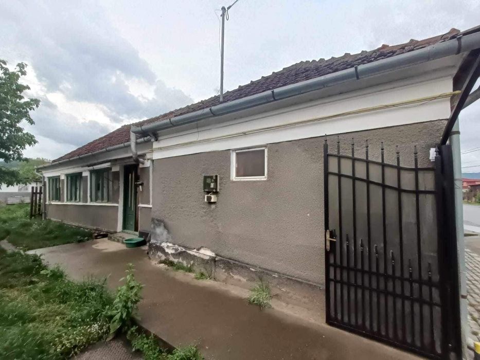 Casa 114 mp - in Hateg la 300 m de primarie 56000 euro