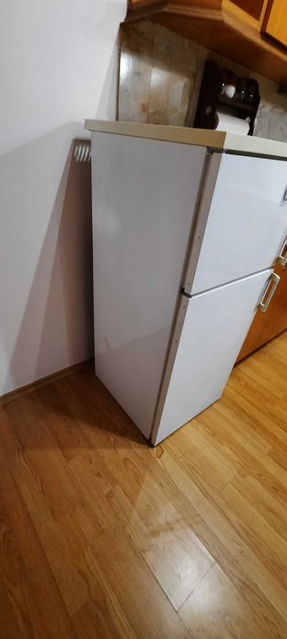 Хладилник с камера,малък бял