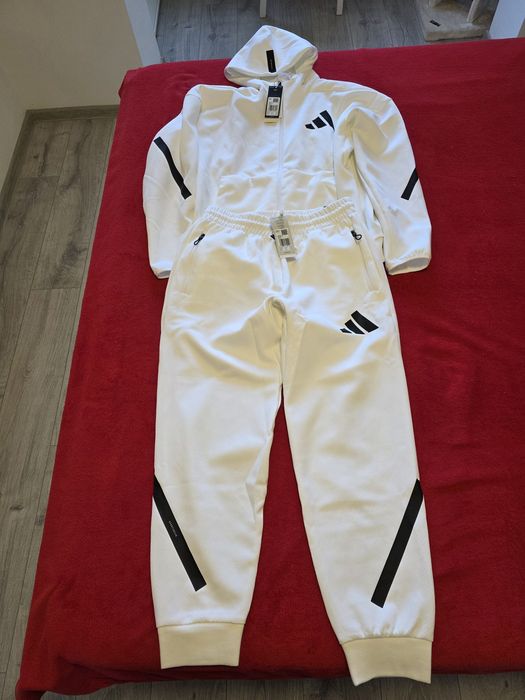 Set Adidas M.Z.N.E nou cu eticheta.