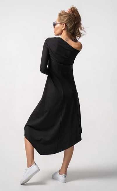 Чёрное платье бренда pdwr