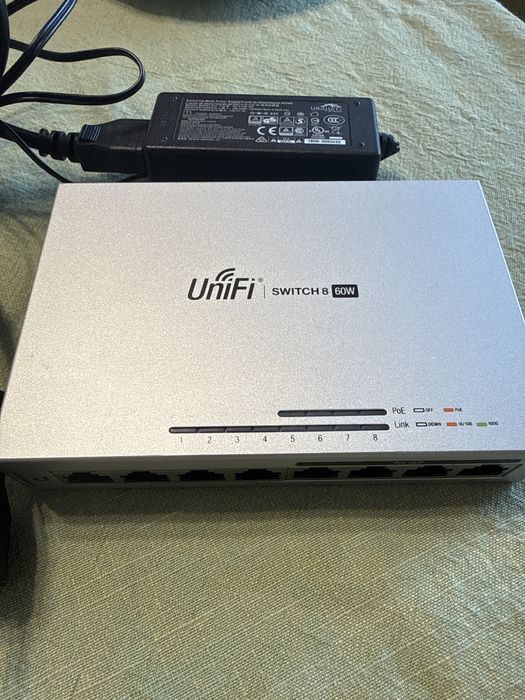 Ubiquity Switch 8 porturi (4 PoE)