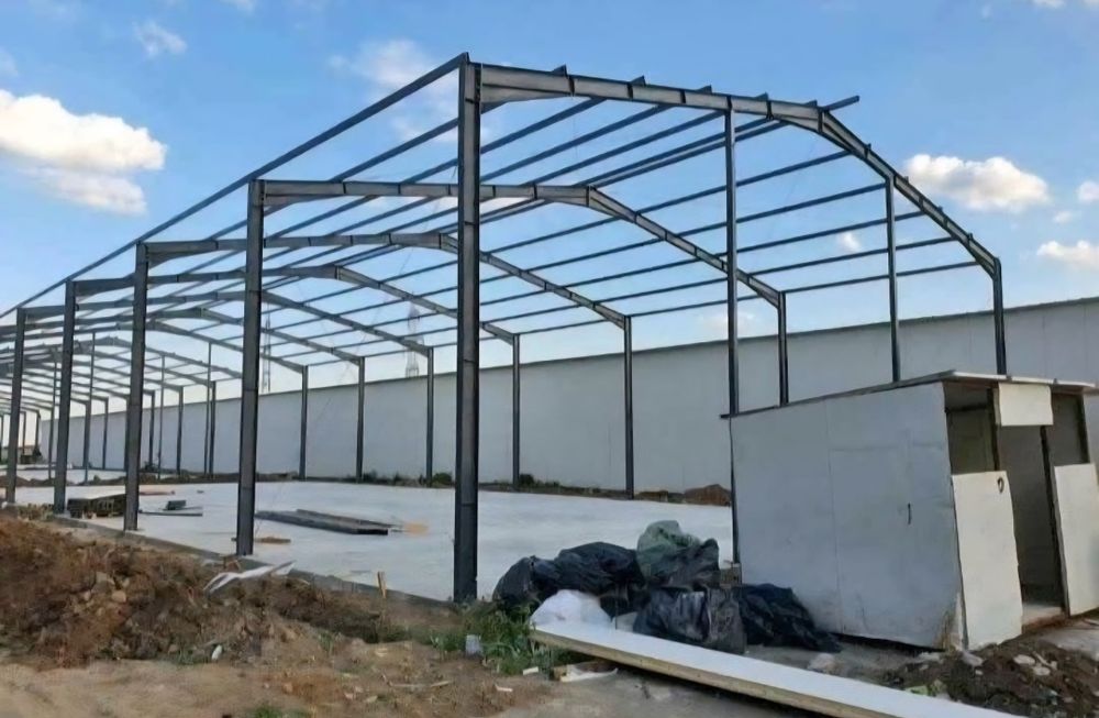 structura metalica 18x50x4. conține:
Stâlpii,
Ferme 
Pene acoperis si