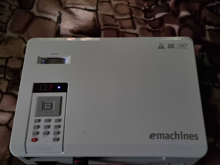 Videoprjiector Emachine700 3D HD pentru Terasă