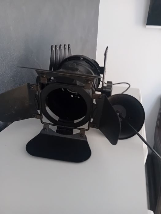 Plafoniera stil reflector. Pret 180 lei fix