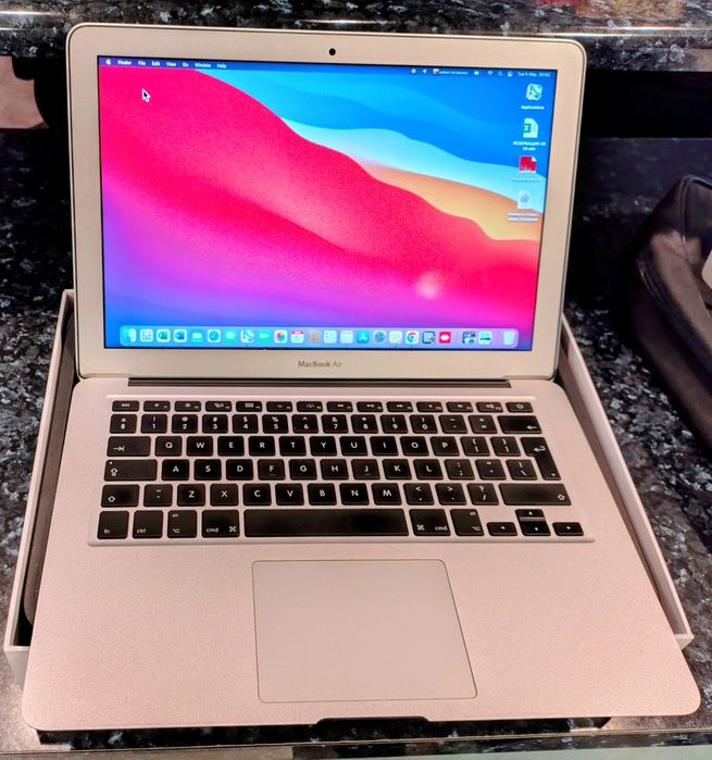 Продавам MACBOOK Air