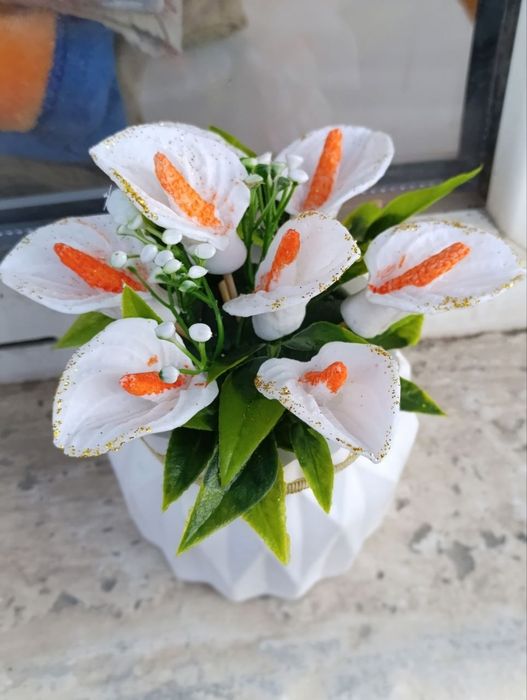 Қолдан жасалған әдемі гүлдер.