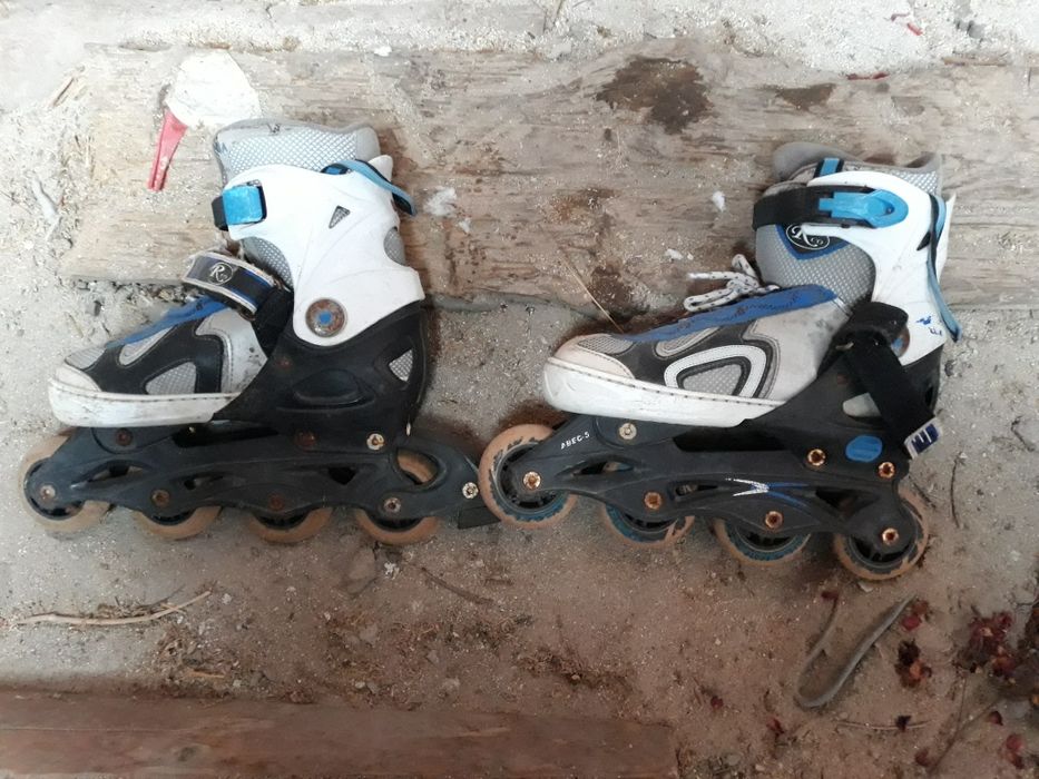 Vand role pe roti si papuci copiila schimb cu blugi baeti