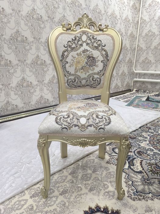 12 kishilik stol va stull sotiladi