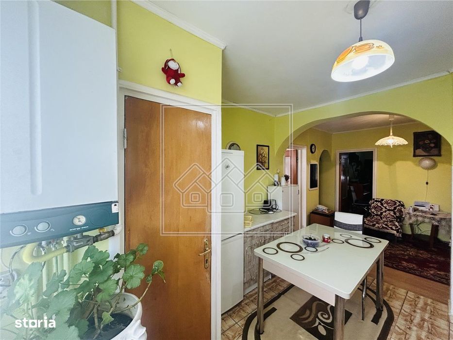 Ap decomandat, 3 camere, balcon, pivnita - N. Iorga
