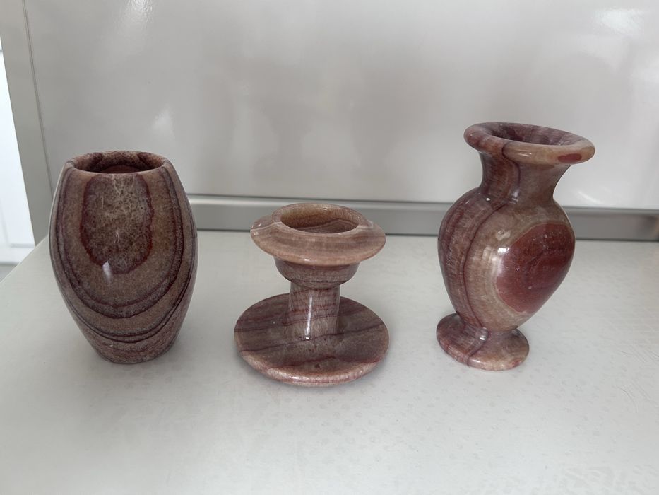 Продавам свещник, малки вази, яйца и пирамида от оникс