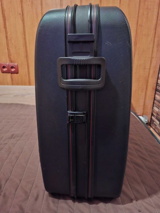 Голям пластмасов пътнически куфар