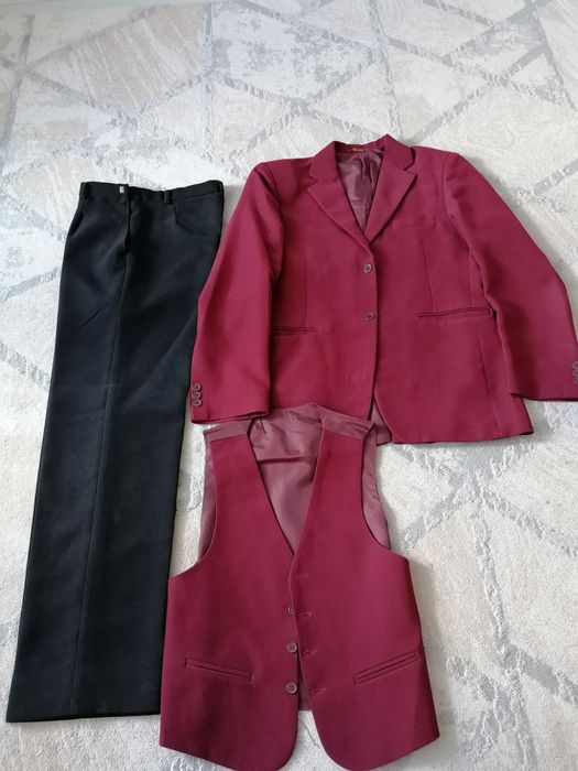 продаю школьный костюм